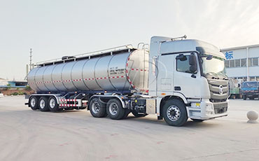 天潤新東鮮奶運(yùn)輸車：確保每一滴牛奶安全醇鮮