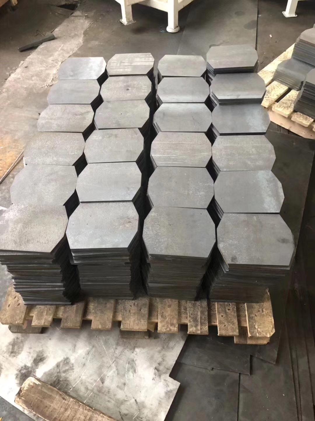 青島零售nm500耐磨板現(xiàn)貨:搶跑出貨明顯 價(jià)格弱勢運(yùn)行